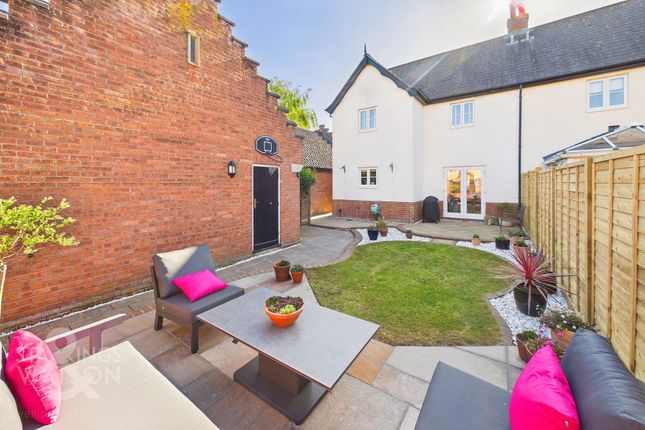 3 bed property, in Blackthorn Way, £350,000