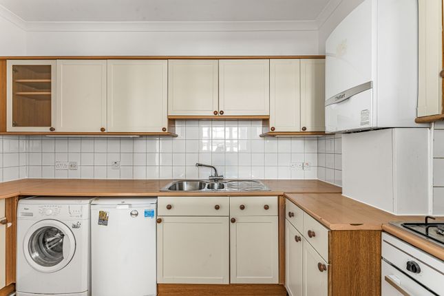 1 bed property, in Commercial Road, £295,000