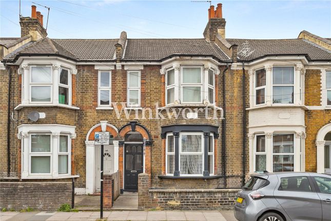 1 bed property, in Shelbourne Road, £340,000