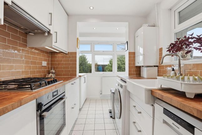 2 bed property, in Meadowview Road, £325,000