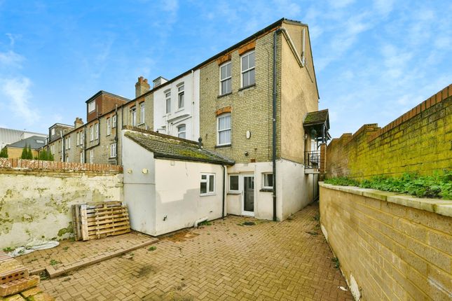 3 bed property, in Marshgate Drive, £450,000