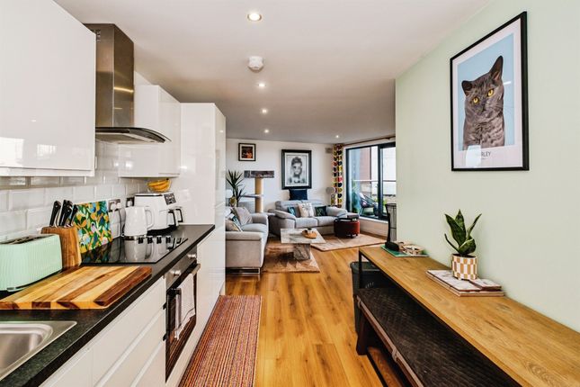 1 bed property, in Brighton Road, £250,000