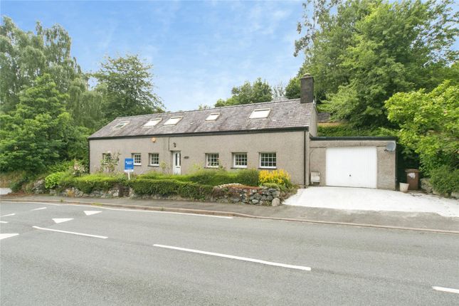 3 bed property, in Hen Durnpike, £320,000