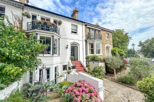 2 bed property, in Runwell Terrace, £325,000