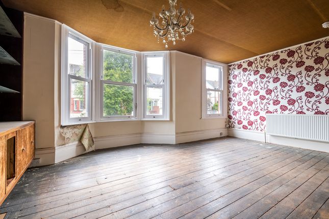 2 bed property, in Avondale Road, £300,000