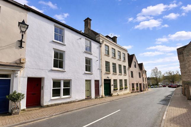 1 bed property, in Silver Street, £100,000