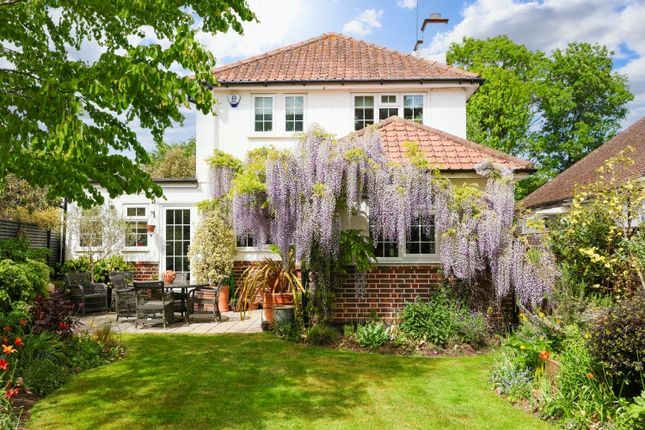 4 bed property, in Old Esher Road, £895,000
