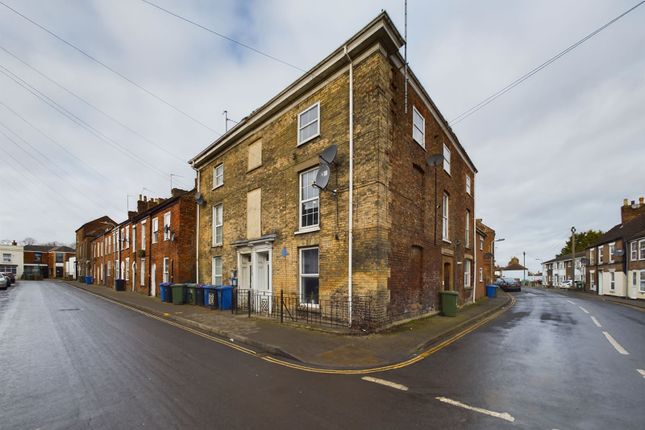 4 bed property, in Red Lion Street, £250,000