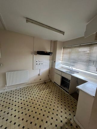 3 bed property, in Hamlets Way, £350,000