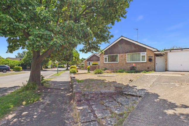 2 bed property, in Rembrandt Way, £325,000
