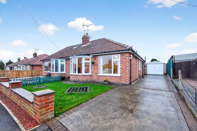2 bed property, in Lyndale Avenue, £300,000