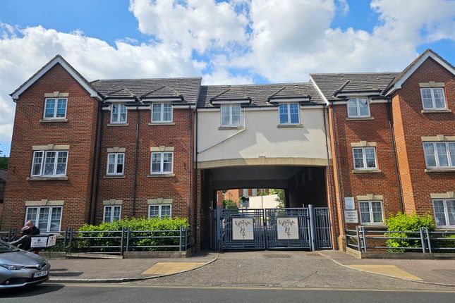 2 bed property, in Buckingham Street, £220,000
