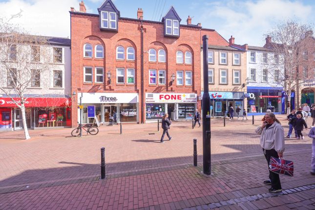 2 bed property, in Hodgsons Court, £75,000