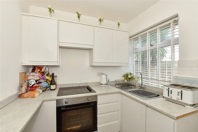 2 bed property, in Howfield Lane, £220,000