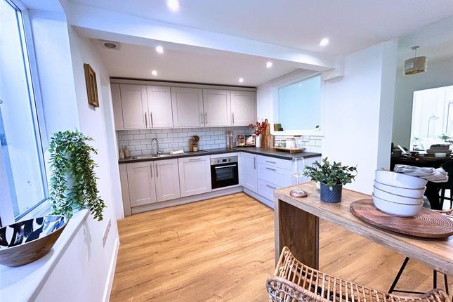2 bed property, in Dewe Road, £375,000