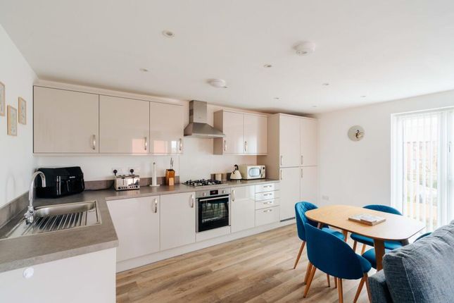 2 bed property, in Strobel Drive, £182,000