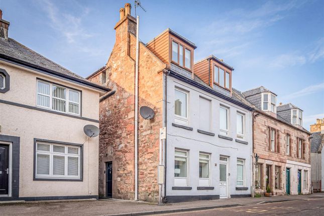 2 bed property, in High Street, £154,000