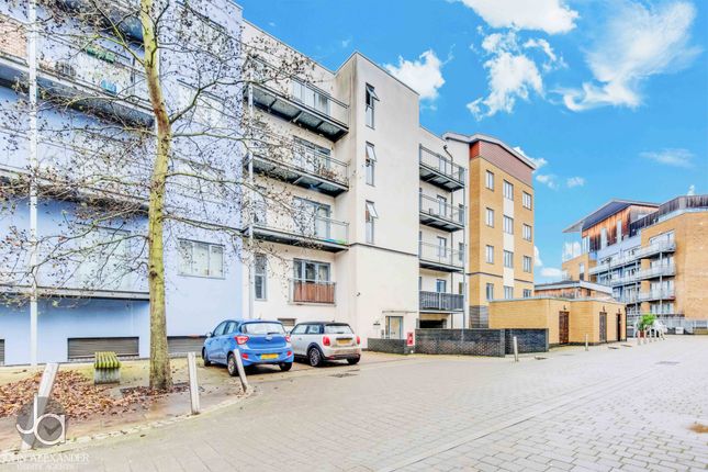 2 bed property, in Pier Wharf, £165,000