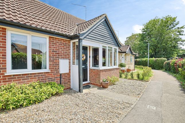 2 bed property, in Grundle Close, £240,000