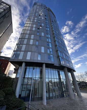 2 bed property, in Plaza Boulevard, £175,000