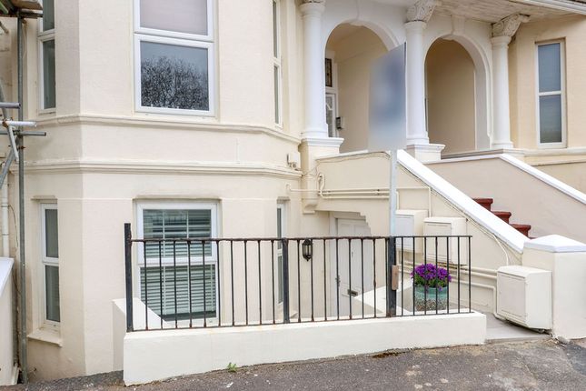 2 bed property, in Undercliff Road, £215,000