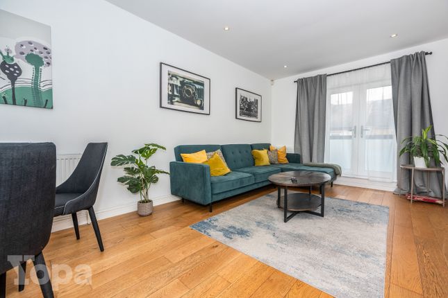 1 bed property, in East Road, £240,000