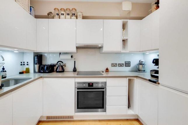 1 bed property, in Meadow Lane, £197,200