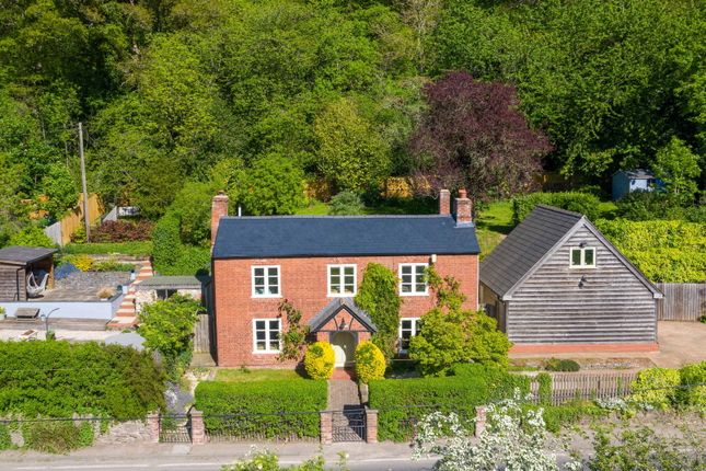 4 bed property, in Parkway, £525,000
