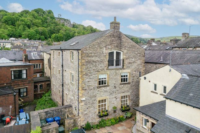 2 bed property, in Dawsons Court, £120,000