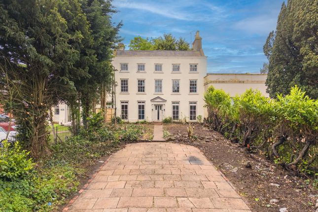 7 bed property, in High Street, £320,000
