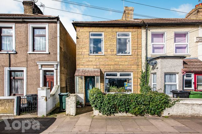 3 bed property, in Broomfield Road, £260,000