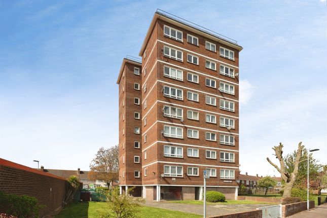 1 bed property, in Hepworth Gardens, £125,000