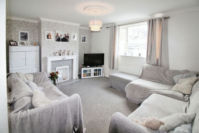 4 bed property, in Gloucester Avenue, £175,000