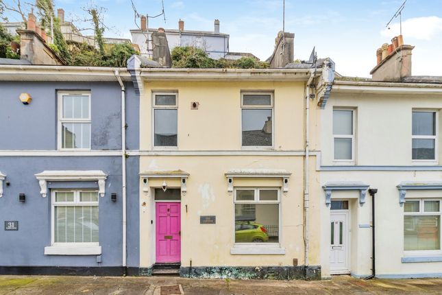 3 bed property, in Warren Road, £135,000