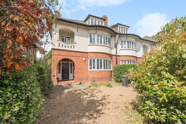 1 bed property, in Prentis Road, £210,000