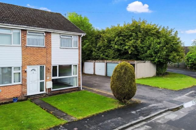 2 bed property, in Park Close, £210,000