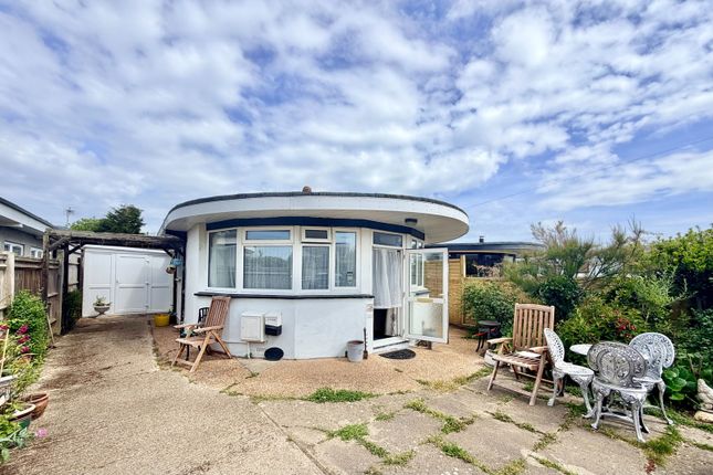 2 bed property, in Coast Road, £250,000