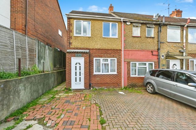 1 bed property, in Marsh Road, £250,000