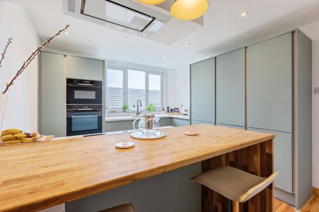 2 bed property, in Victoria Avenue, £215,000