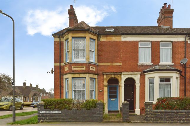 4 bed property, in Windsor Street, £300,000