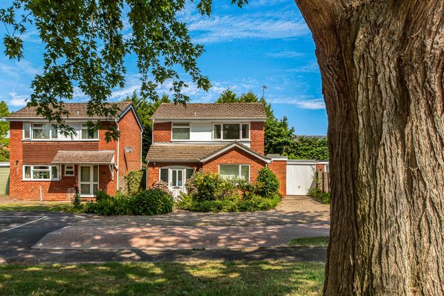 3 bed property, in Maple Grove, £350,000
