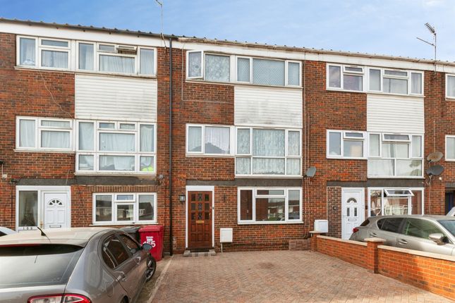 6 bed property, in Spackmans Way, £475,000
