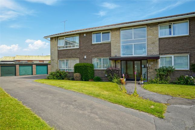2 bed property, in Moss Close, £200,000