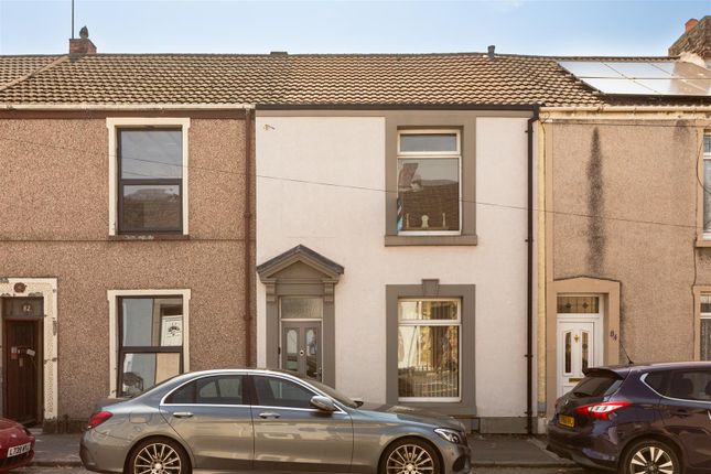 2 bed property, in Oxford Street, £130,000