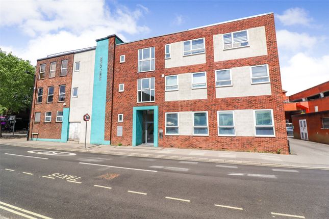 2 bed property, in Upper Street, £170,000