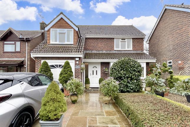 4 bed property, in Forest View, £445,000