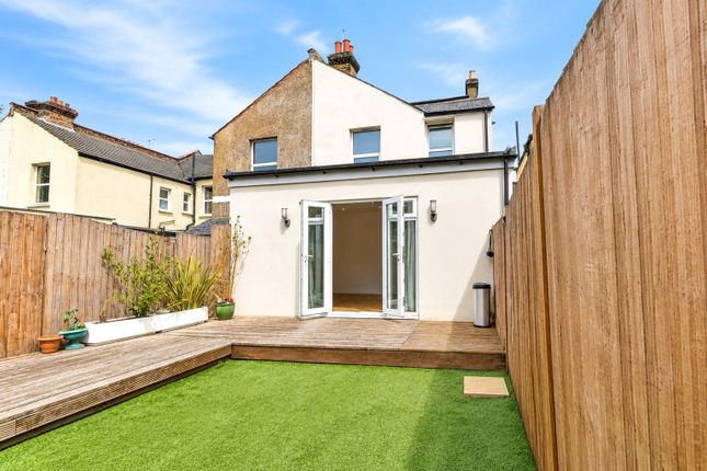 1 bed property, in Brighton Road, £270,000