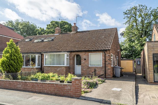 2 bed property, in Maple Grove, £300,000