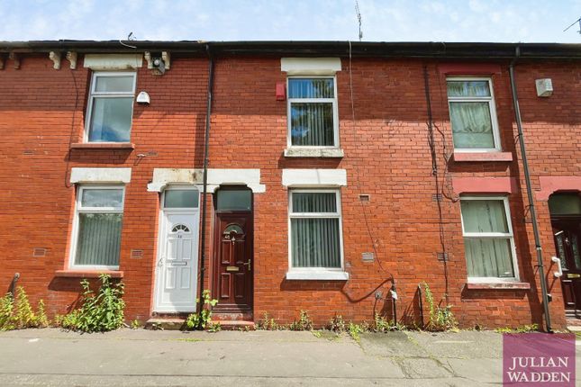 2 bed property, in Greenside Street, £110,000