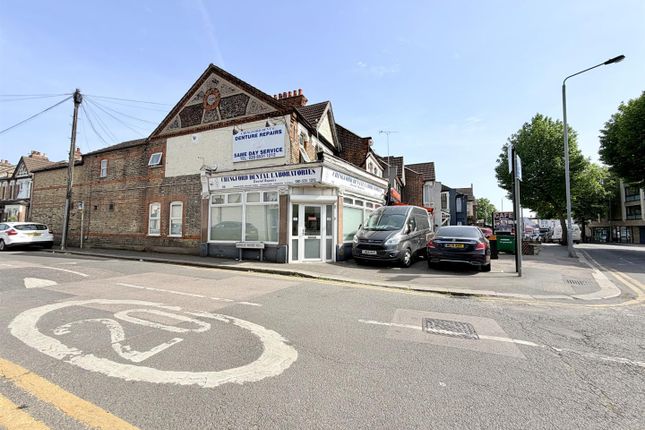 2 bed property, in Chingford Mount Road, £250,000